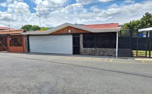 Spacious Mixed-Use Property for Sale in Tejar del Guarco, Cartago, Costa Rica.