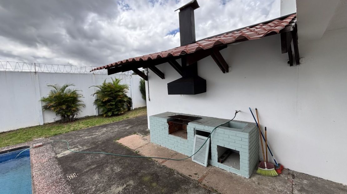 House for Sale with Pool in Rohrmoser.