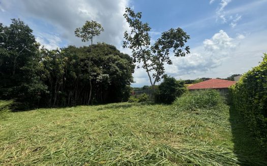 Lot for sale in the same private community with common gate 3 minutes from Atenas Center
