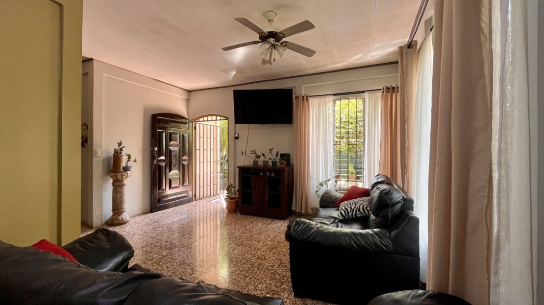 Perez Zeledon: Spacious Home with Fruit Trees Near Downtown