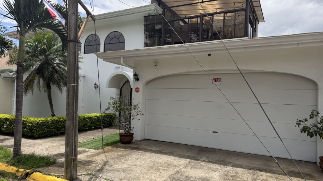 Beautiful Home for Sale in Exclusive Los Arcos Residential Community