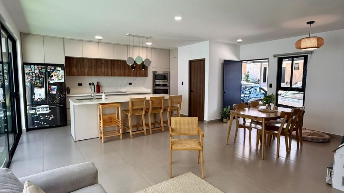 EXCLUSIVE CONTEMPORARY HOME IN NAIA CONDOMINIUM | GUACHIPELIN