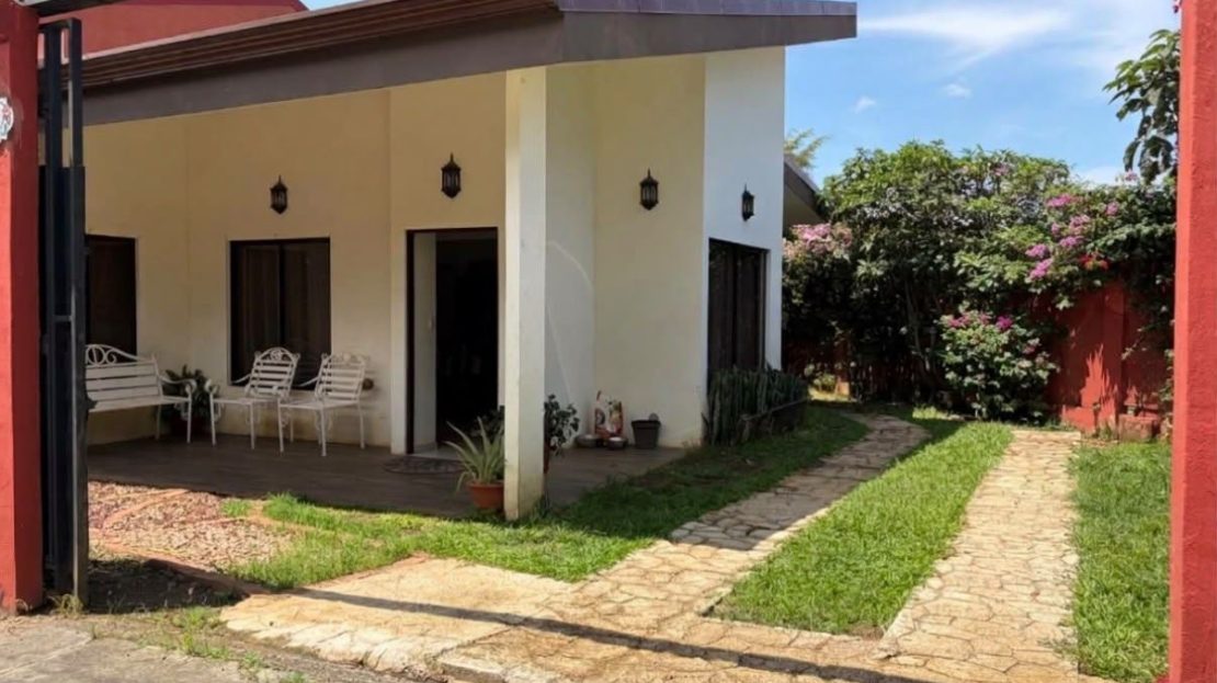 FOR SALE: SINGLE-STORY HOUSE WITH GARDEN FVB