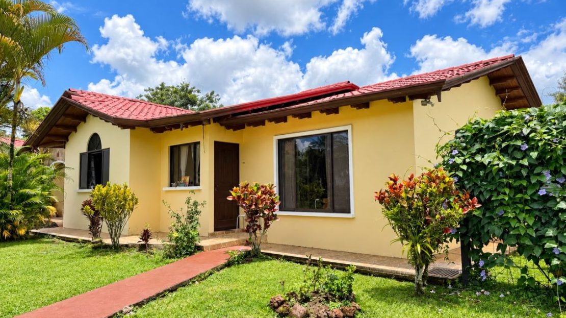 300 m² Estate