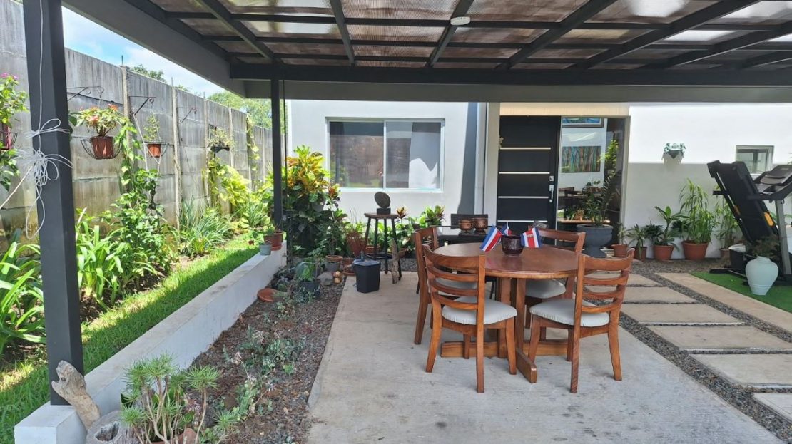 House with Gardens for Sale in Grecia