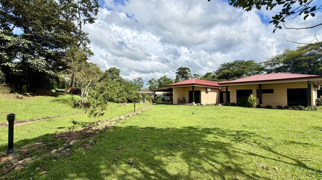 Beautiful Country Estate in Guápiles | Spacious Home on 5